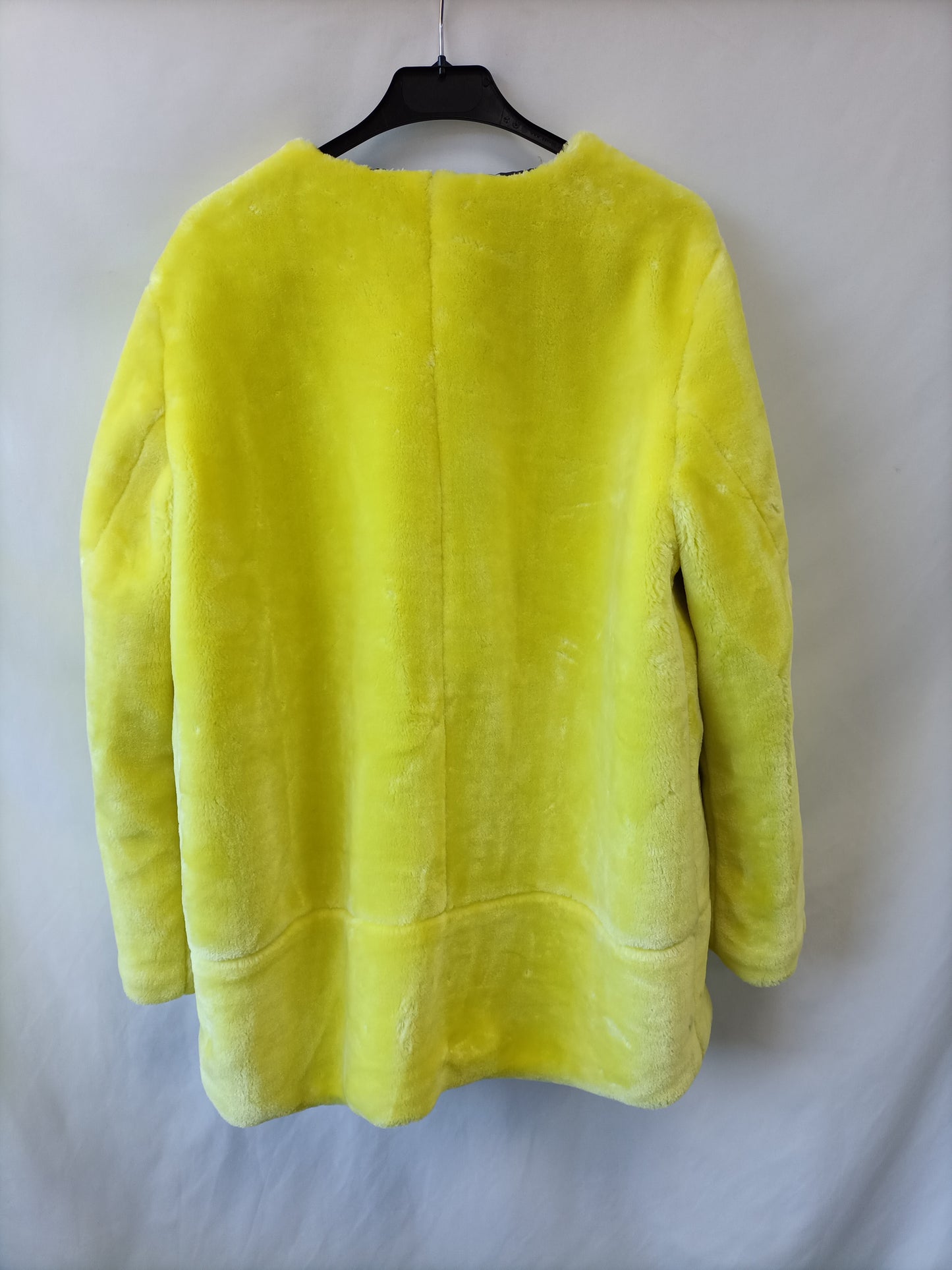ZARA. Abrigo pelo amarillo T.xl