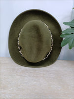 OTRAS. Sombrero verde cadena
