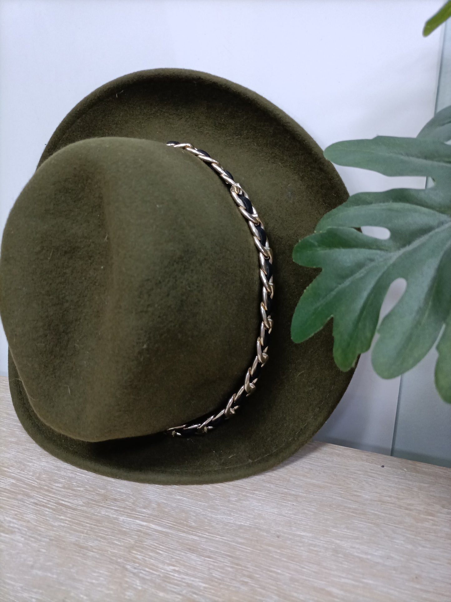 OTRAS. Sombrero verde cadena