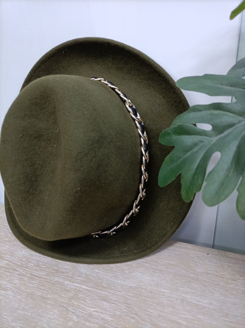 OTRAS. Sombrero verde cadena