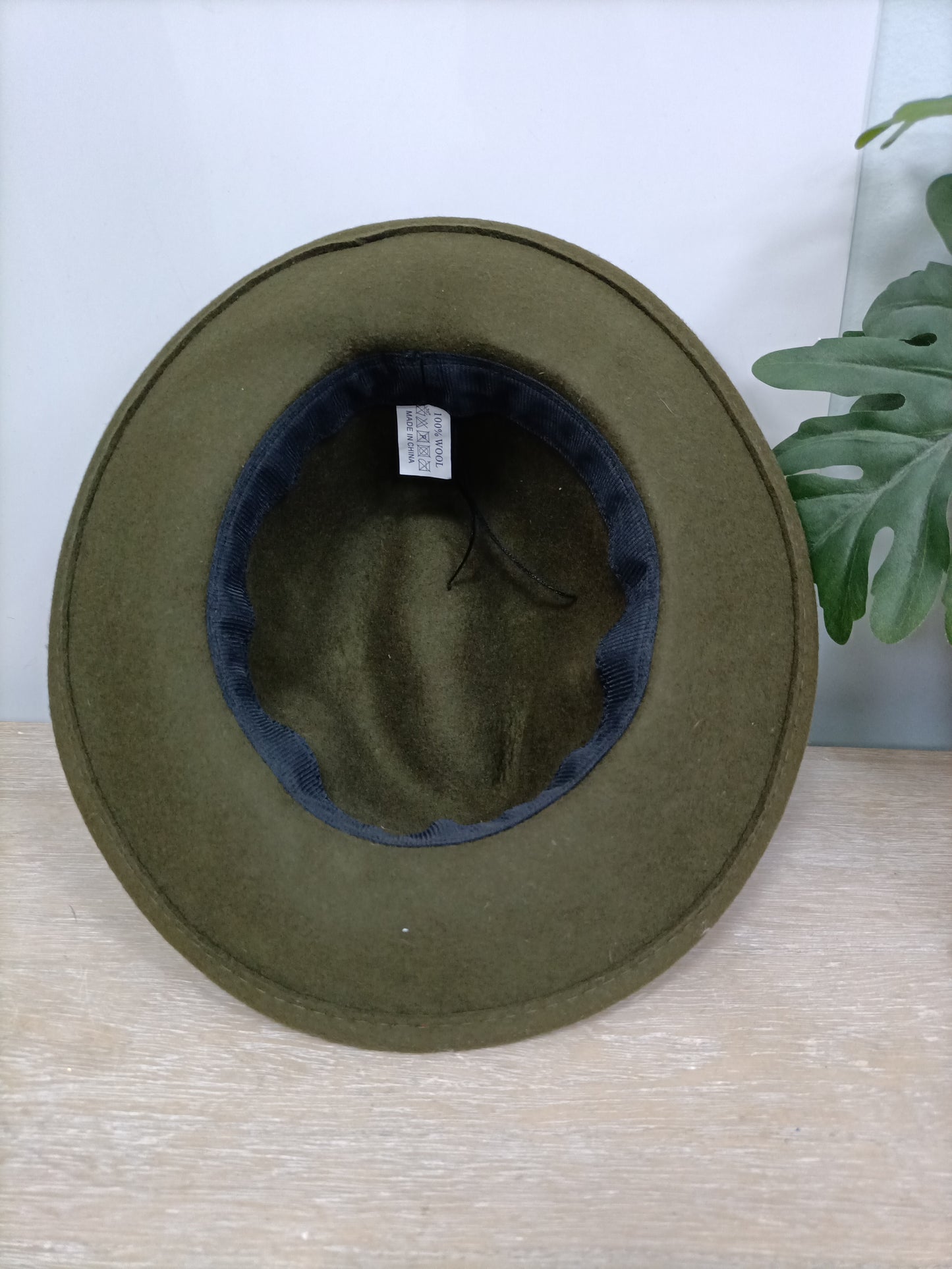 OTRAS. Sombrero verde cadena