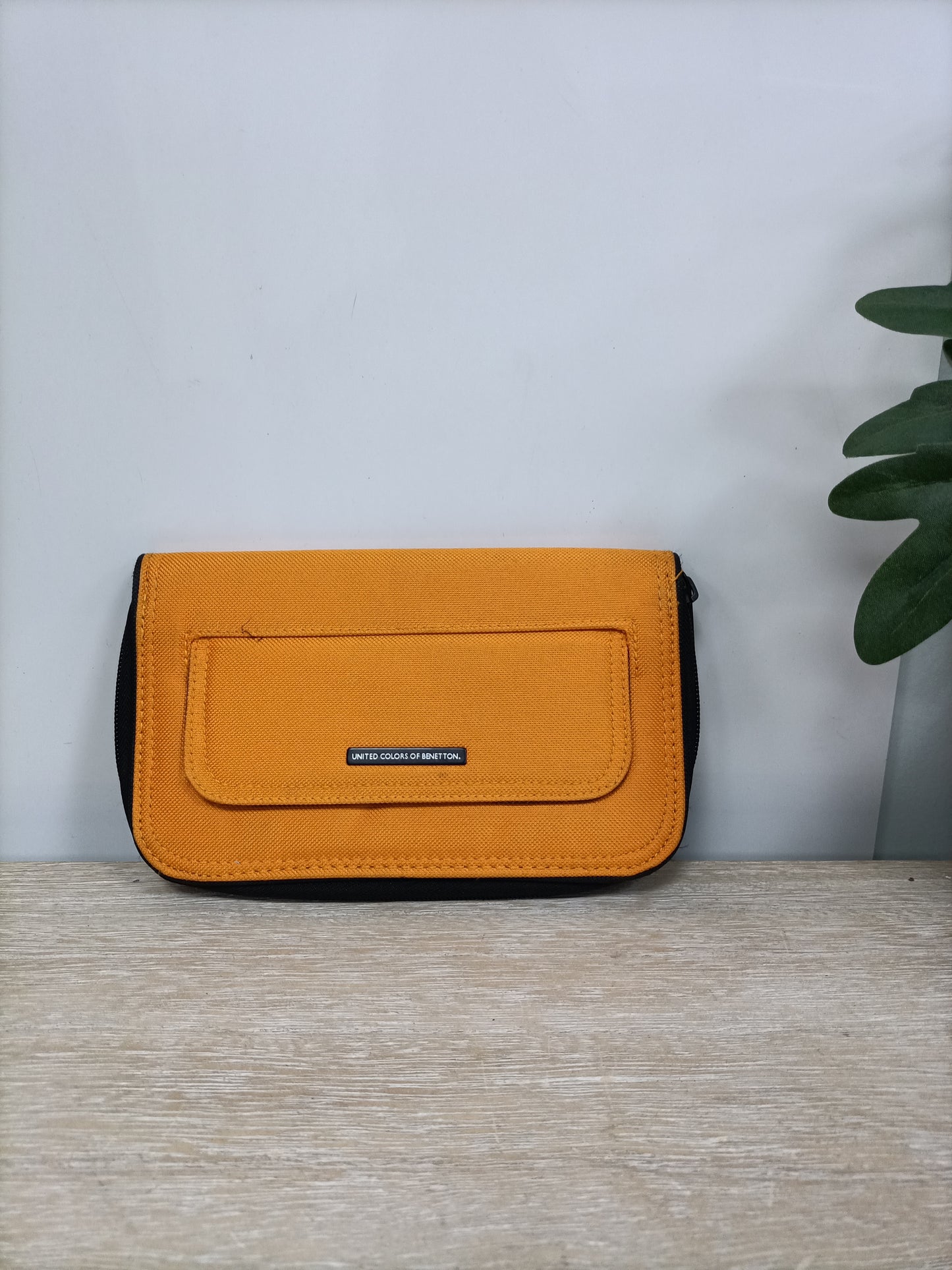 BENETTON. Cartera naranja