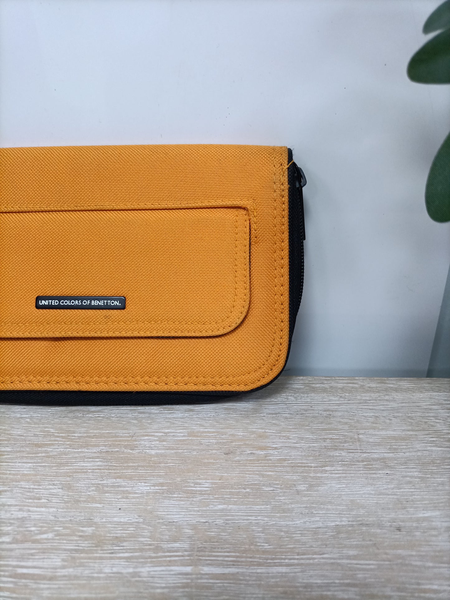 BENETTON. Cartera naranja