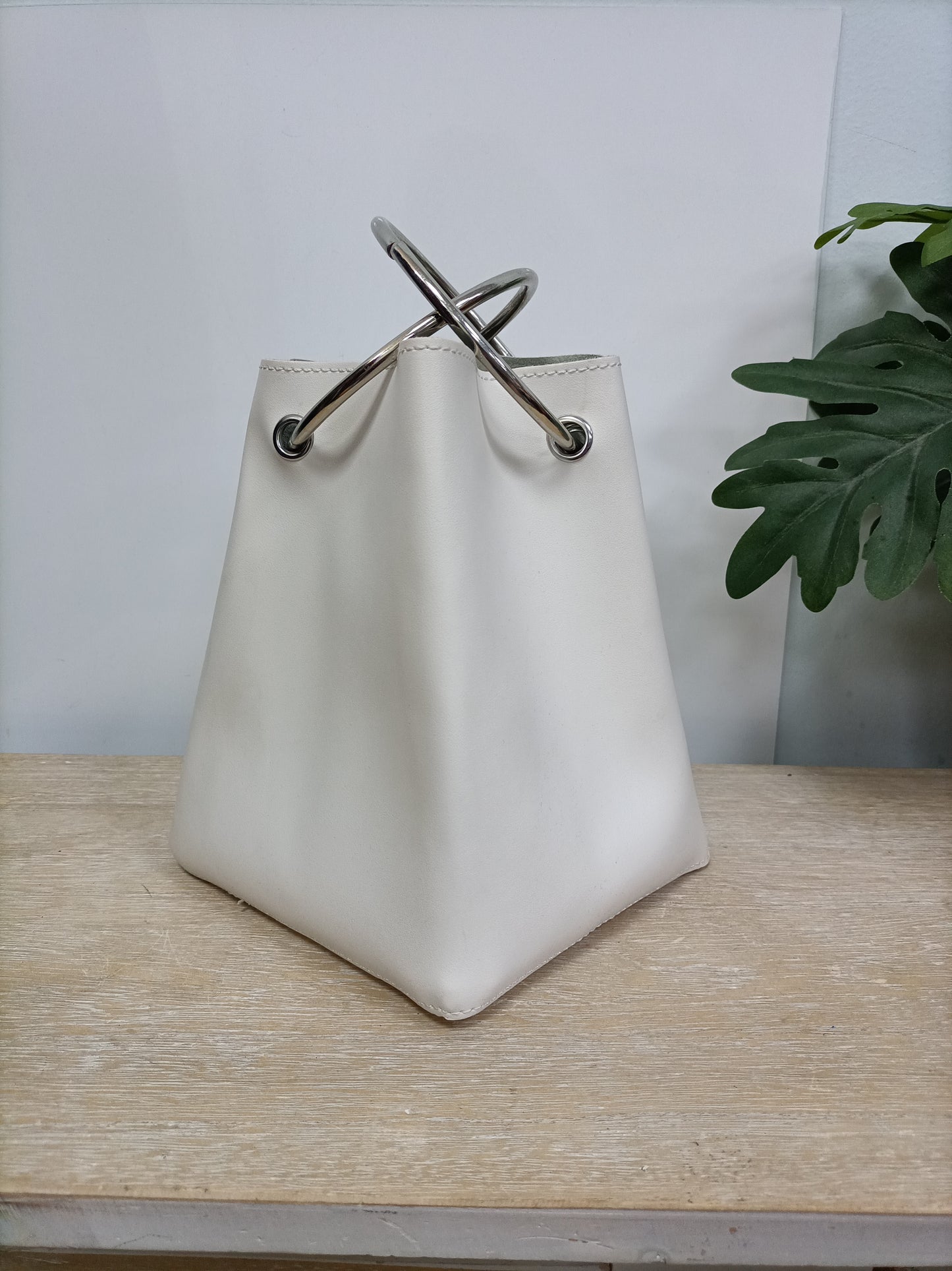 OTRAS. Bolso de mano blanco