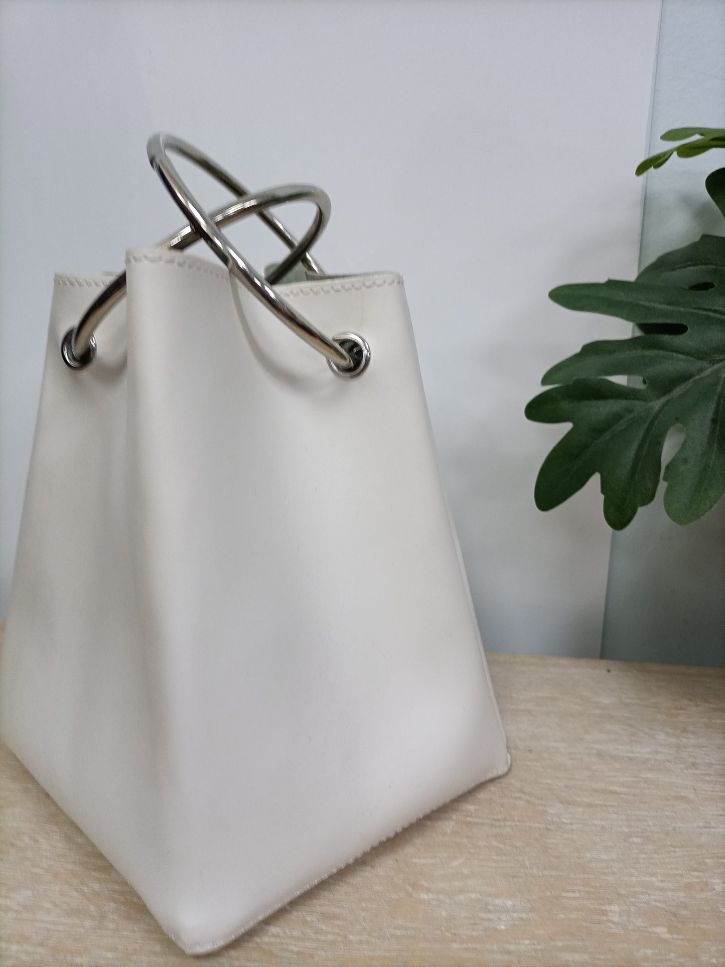 OTRAS. Bolso de mano blanco