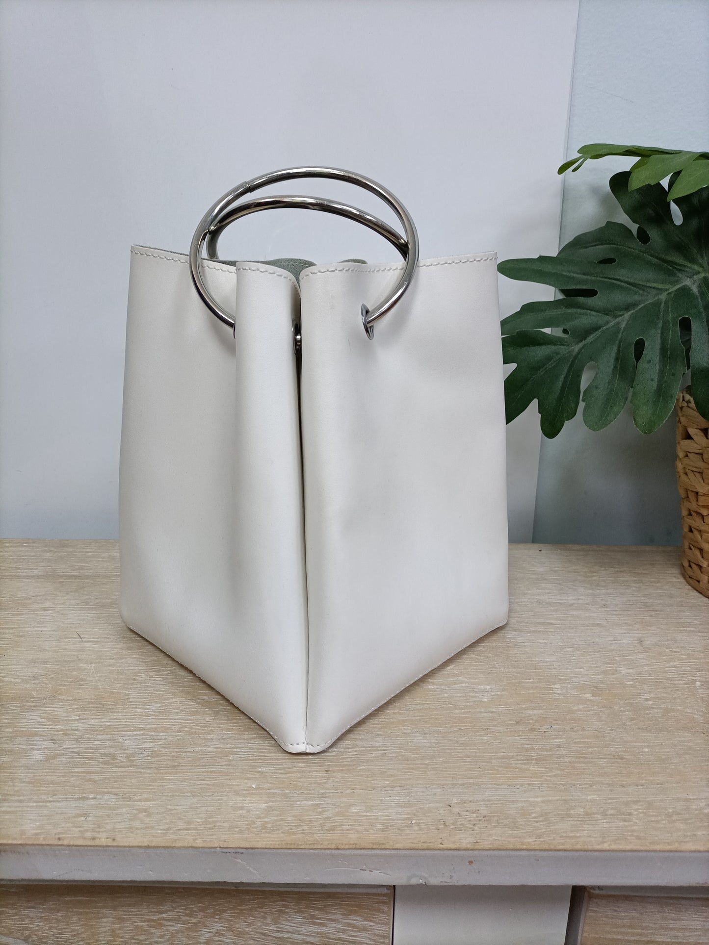 OTRAS. Bolso de mano blanco