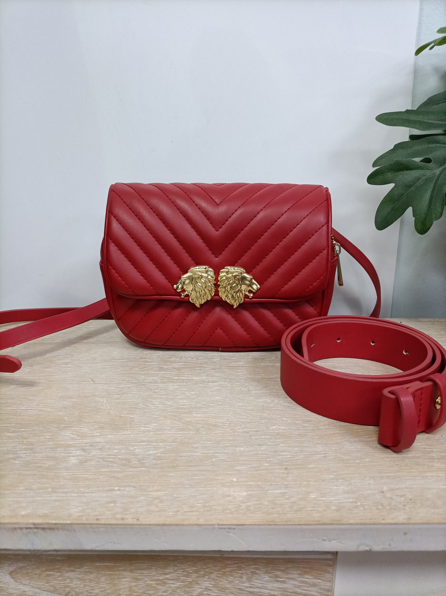 ZARA. Bolso/riñonera rojo
