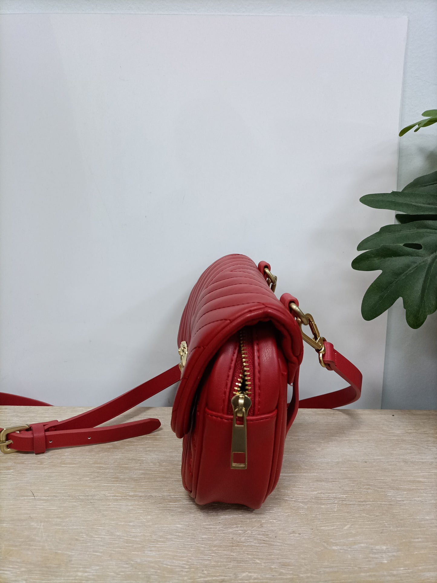 ZARA. Bolso/riñonera rojo