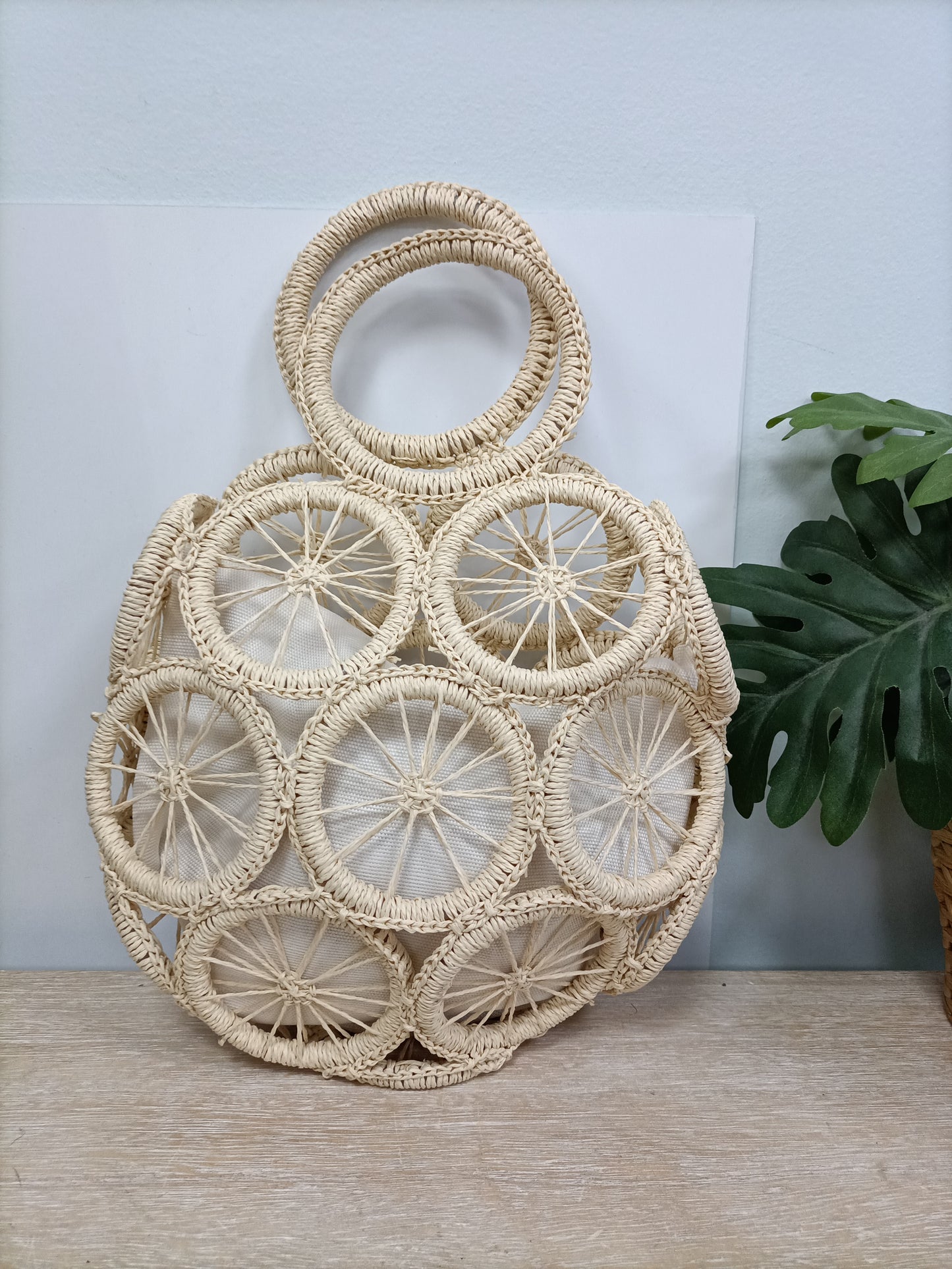 OTRAS. Bolso de mano rafia