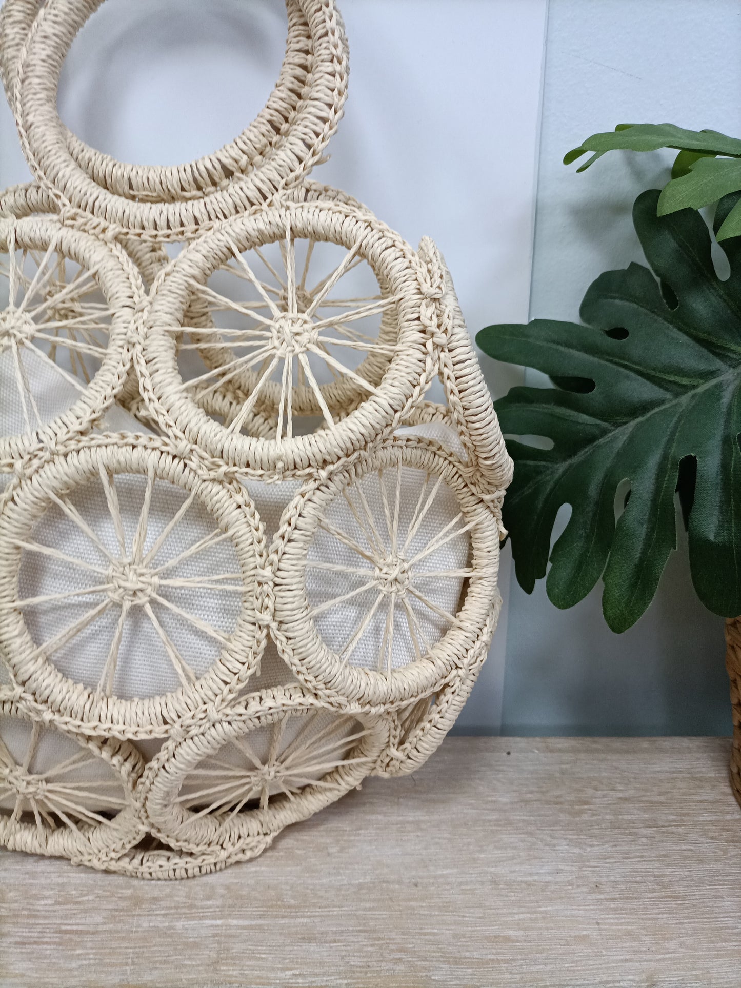 OTRAS. Bolso de mano rafia