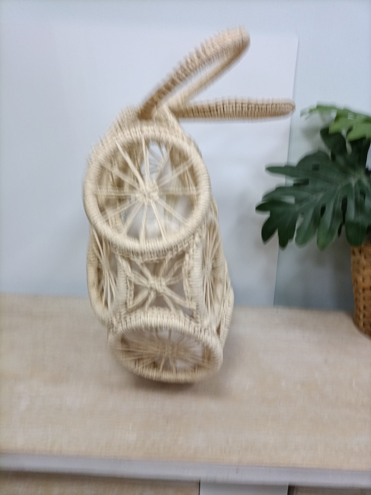 OTRAS. Bolso de mano rafia