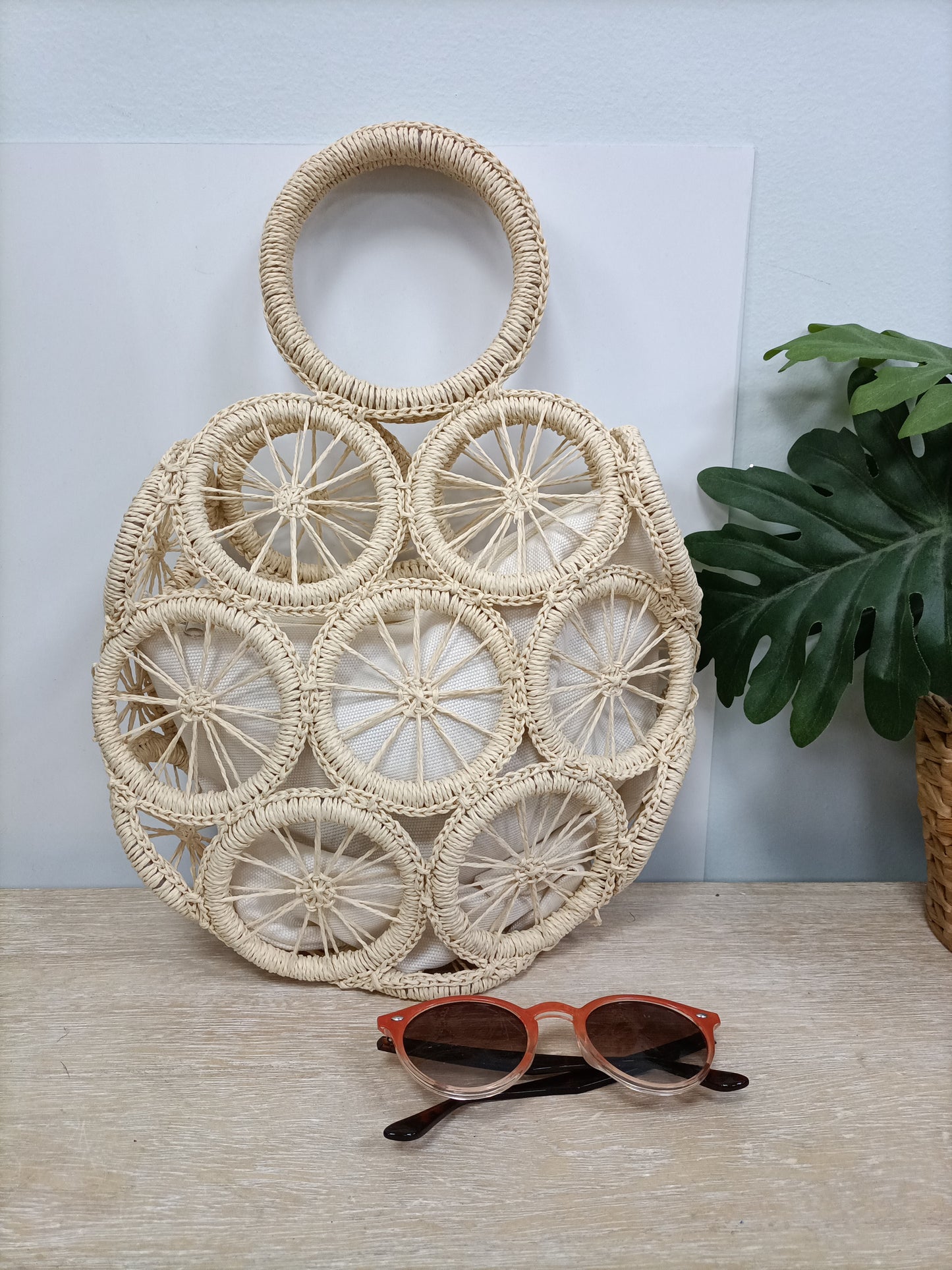 OTRAS. Bolso de mano rafia