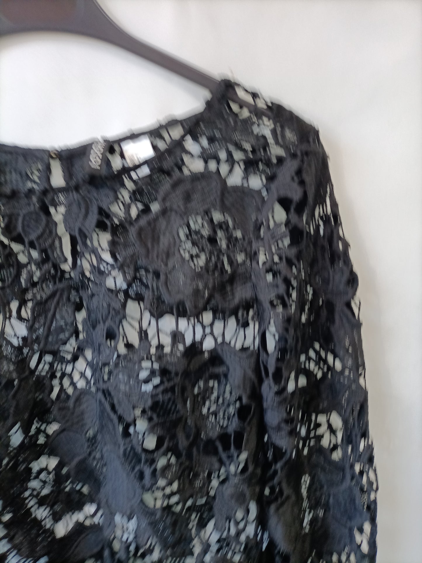 H&M. Top negro encaje T.38