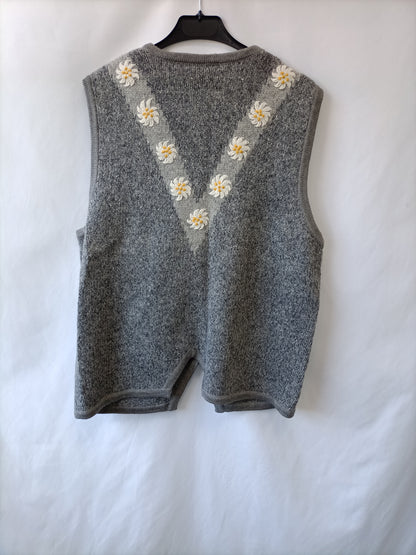 COUNTRY BLUE. Chaleco gris bordado T.l