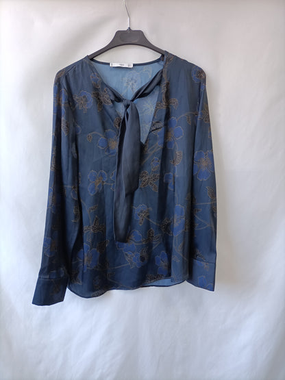 MANGO. Blusa azul flores T.m
