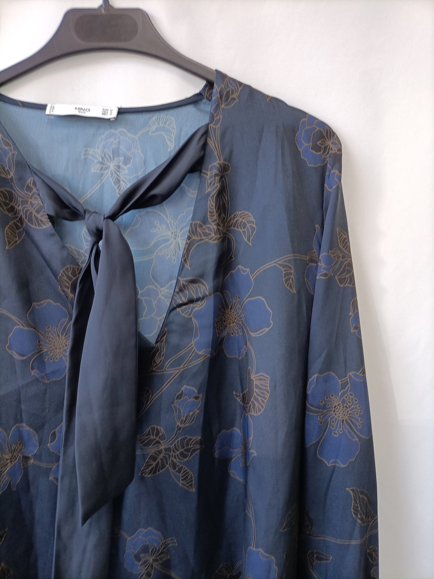 MANGO. Blusa azul flores T.m