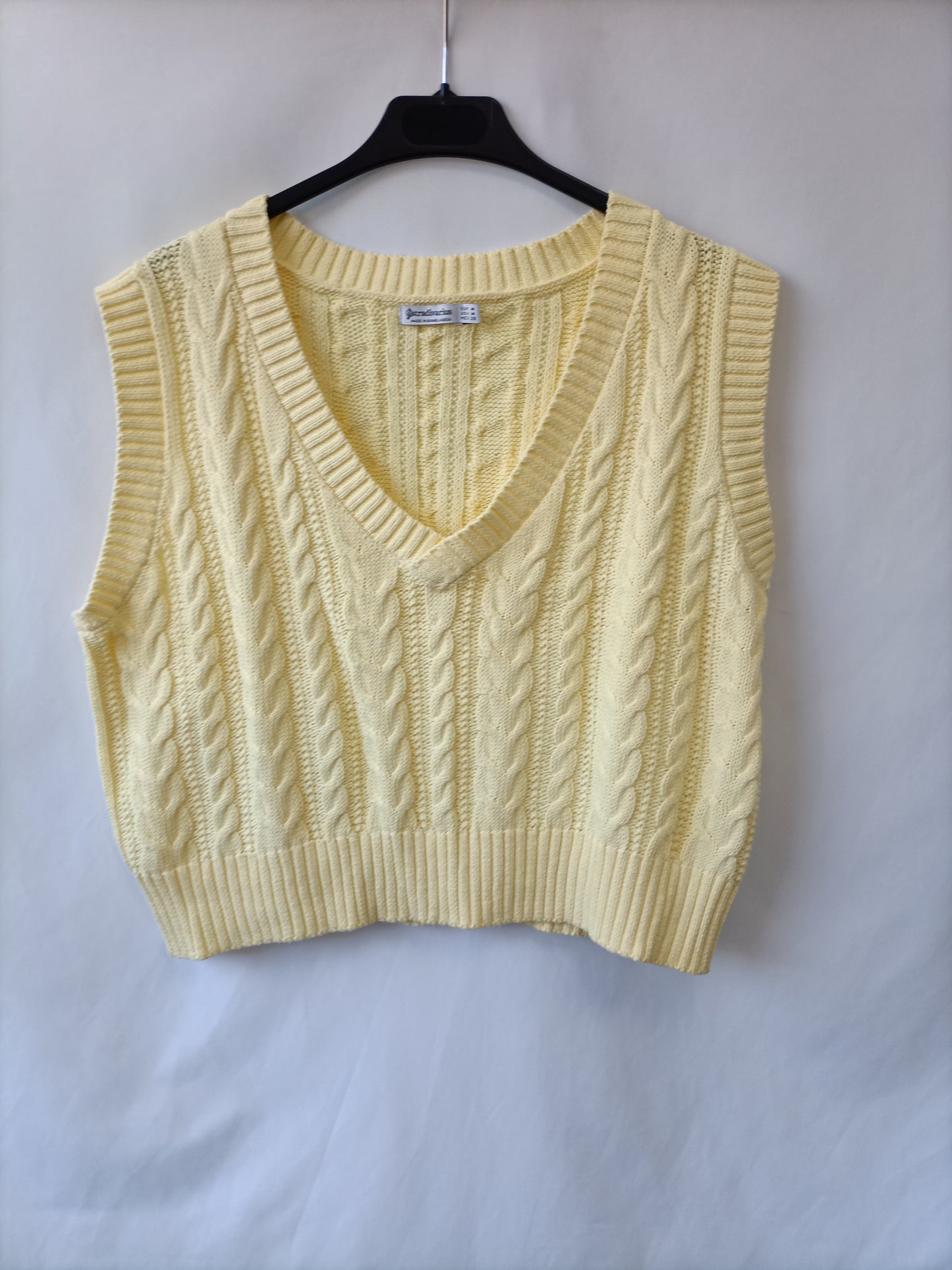 STRADIVARIUS. top/chaleco punto amarillo T.m