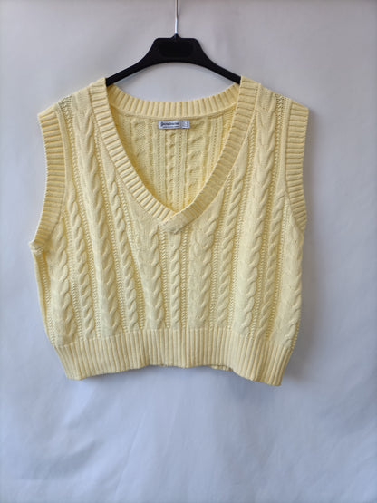 STRADIVARIUS. top/chaleco punto amarillo T.m