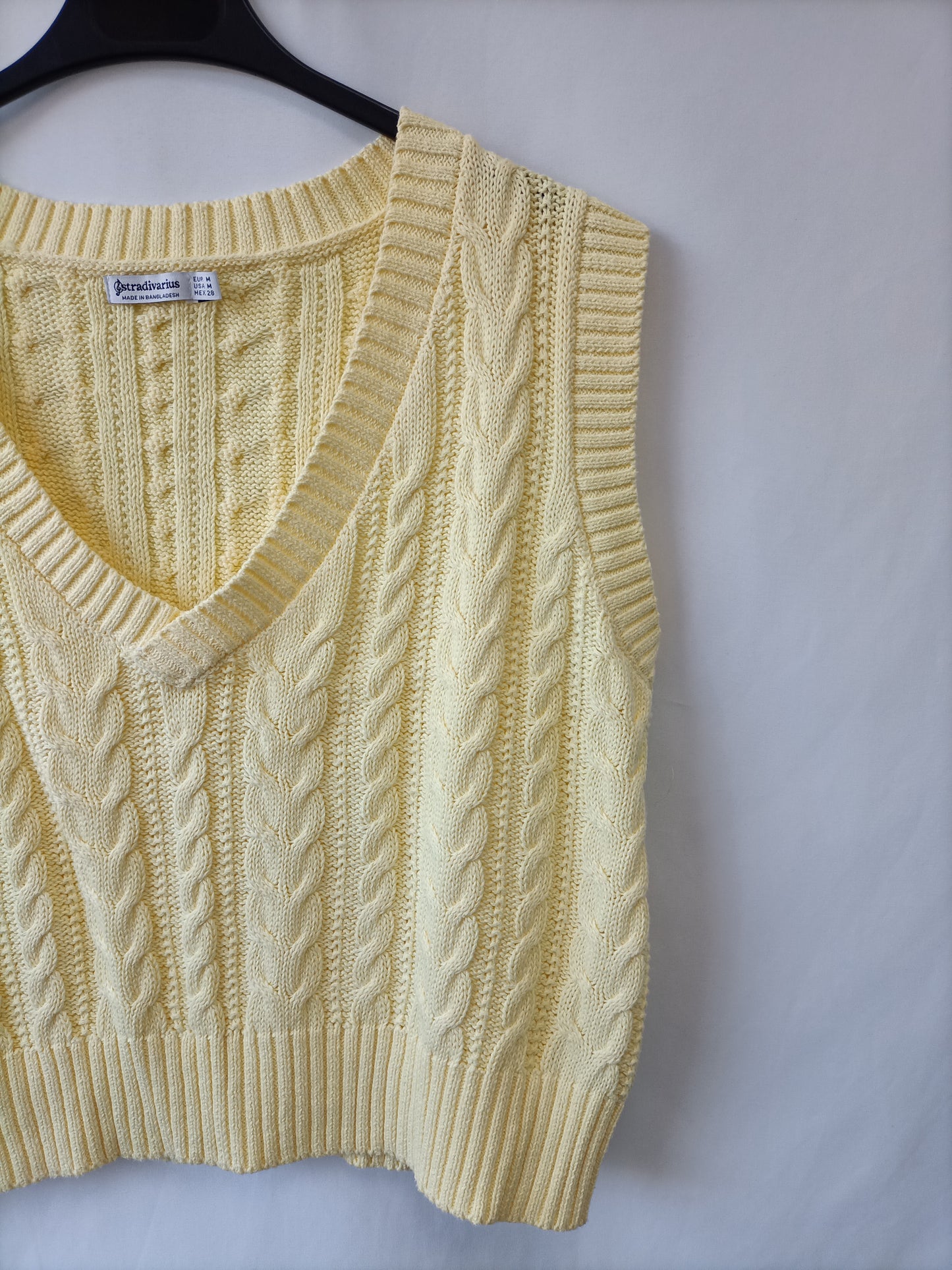 STRADIVARIUS. top/chaleco punto amarillo T.m