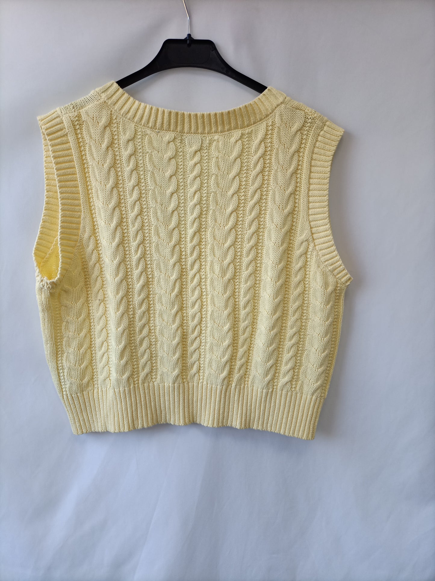 STRADIVARIUS. top/chaleco punto amarillo T.m