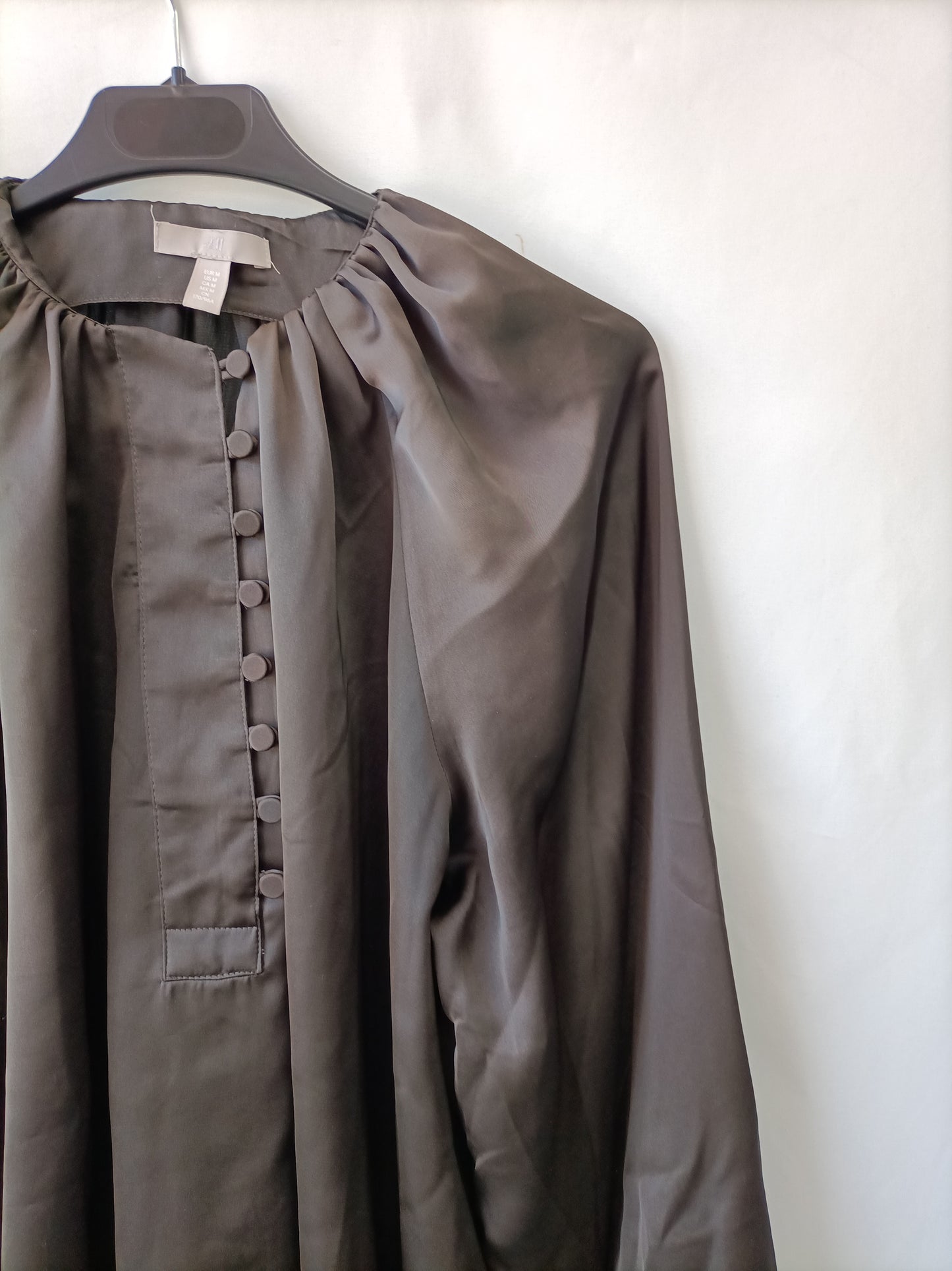 H&M. Blusa gris fluida T.m