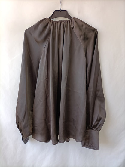 H&M. Blusa gris fluida T.m