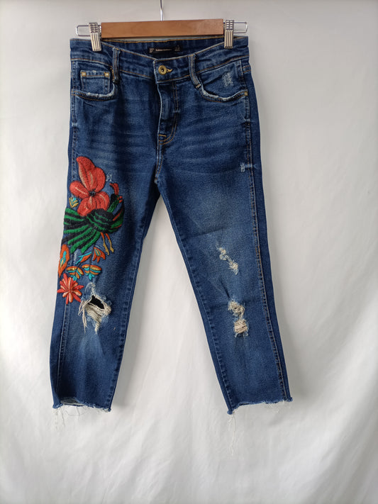 ZARA. Pantalón denin bordados T.36
