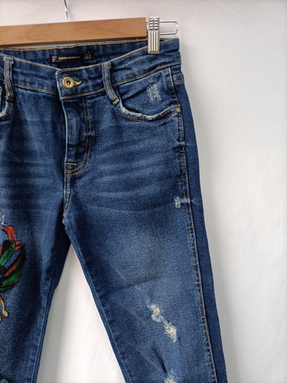 ZARA. Pantalón denin bordados T.36