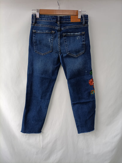 ZARA. Pantalón denin bordados T.36