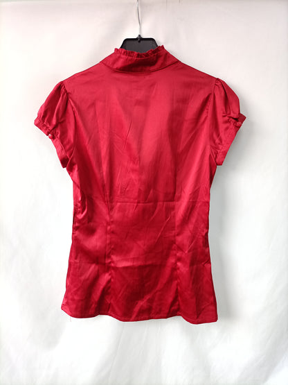 STRADIVARIUS. Blusa roja satinada T.s