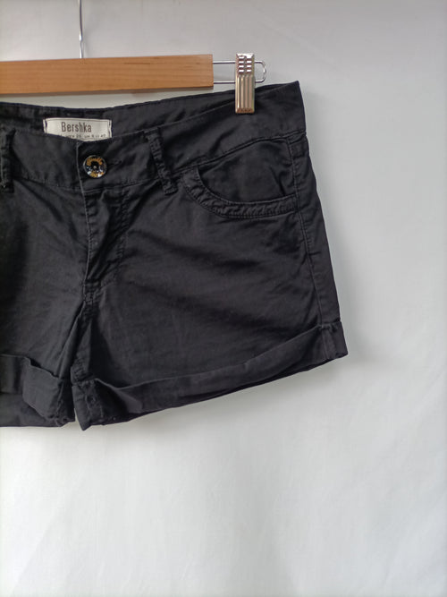 BERSHKA. Shorts negro T.36