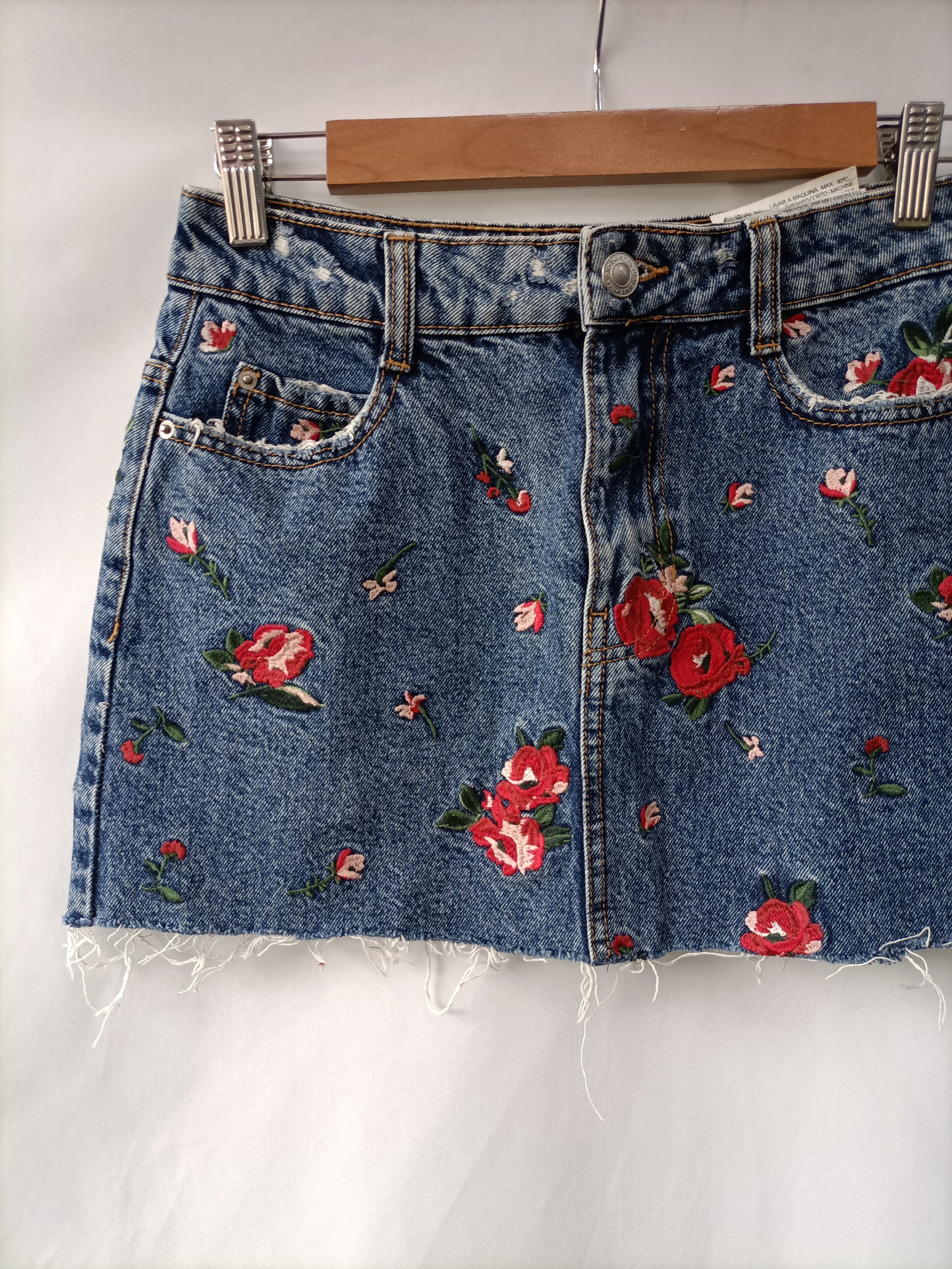BERSHKA. Falda denim bordada T.34