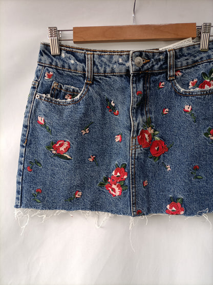 BERSHKA. Falda denim bordada T.34