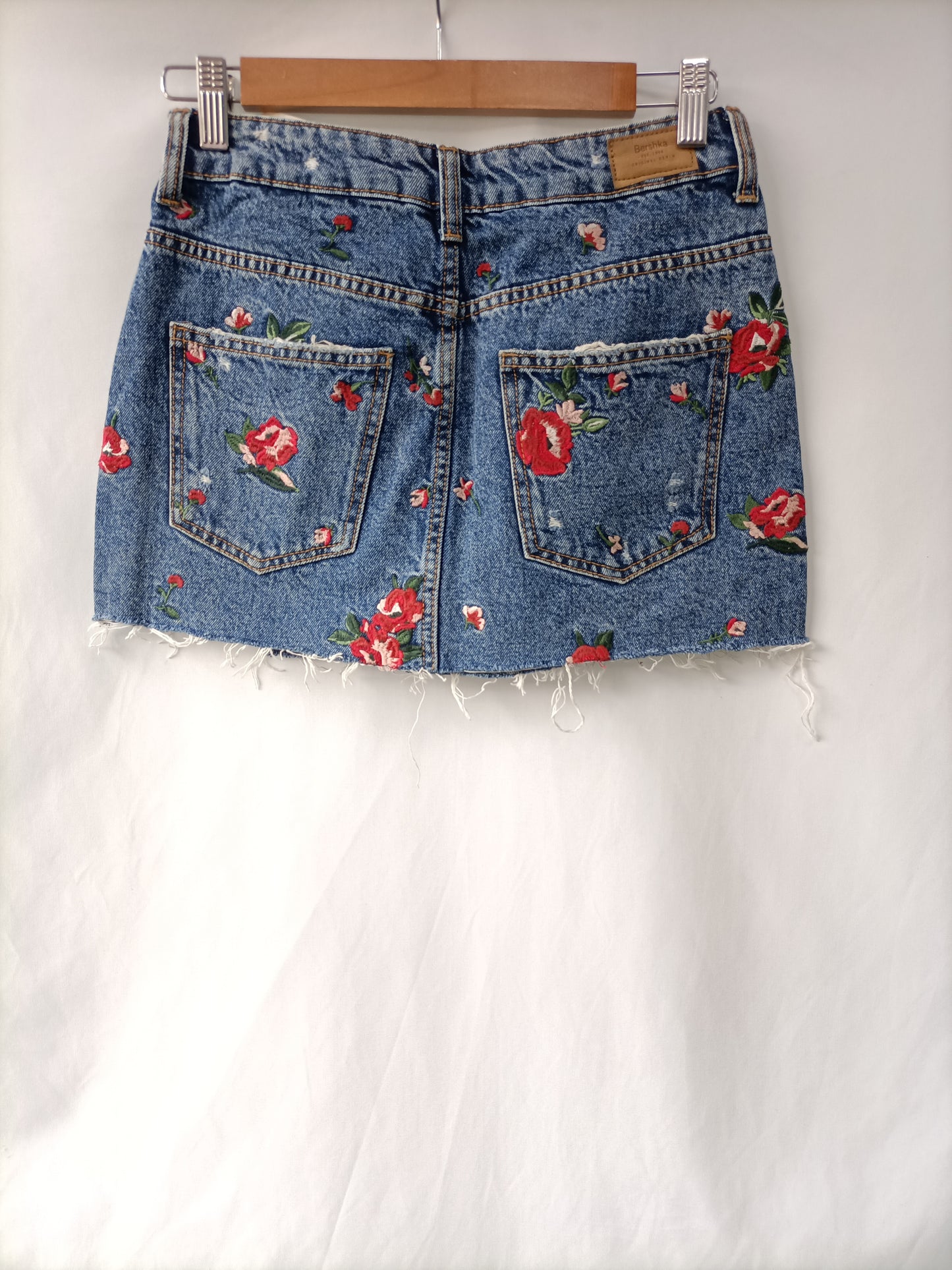 BERSHKA. Falda denim bordada T.34