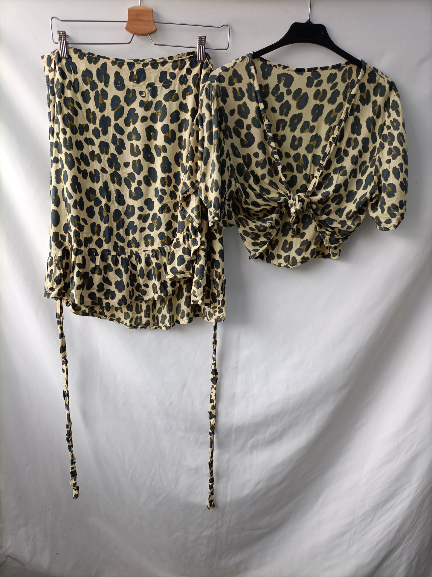OTRAS. Total look animal print Tu(l)