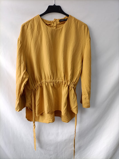ZARA. Blusa lino mostaza T.m
