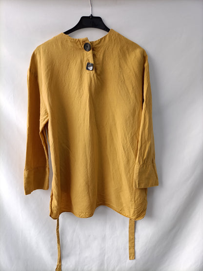 ZARA. Blusa lino mostaza T.m