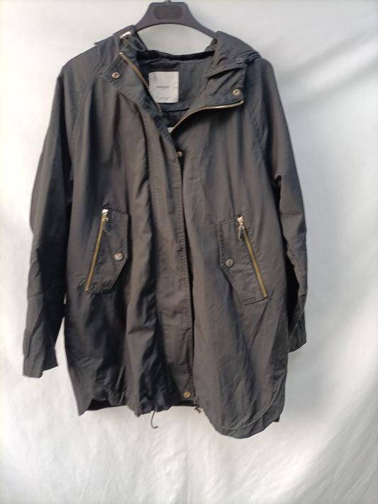 MANGO. Parka negra T.l