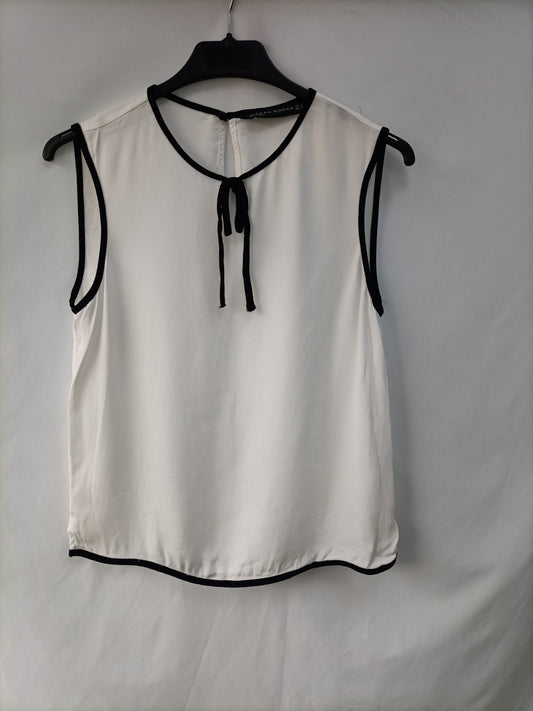 ZARA. White top with T.xs trim