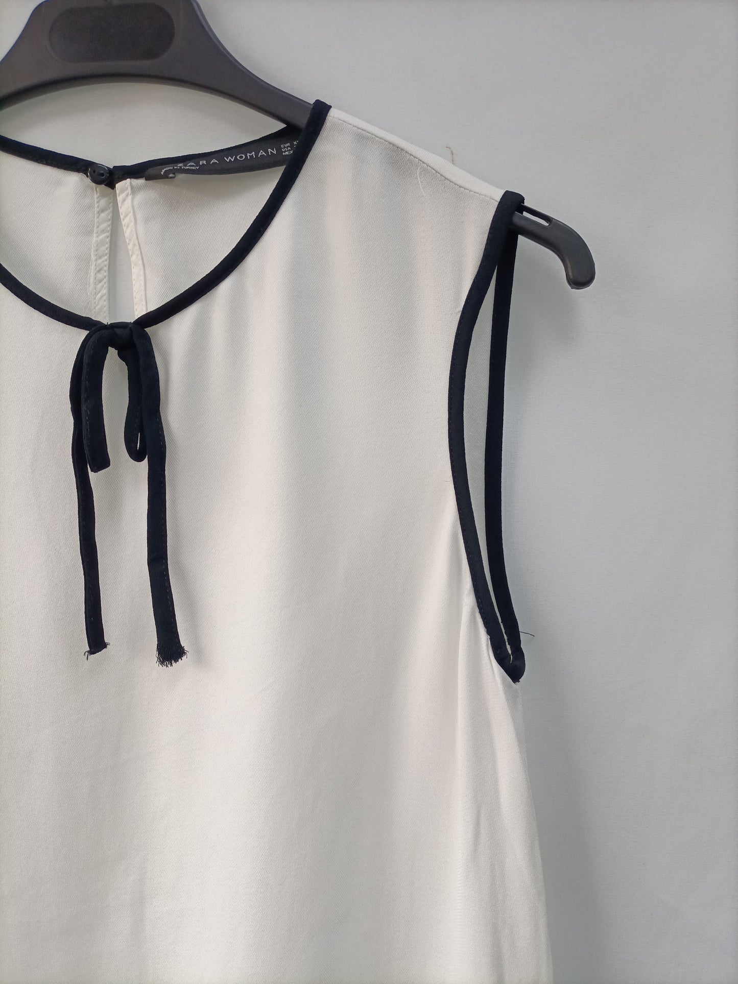 ZARA. White top with T.xs trim