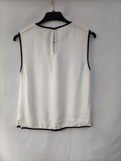 ZARA. White top with T.xs trim