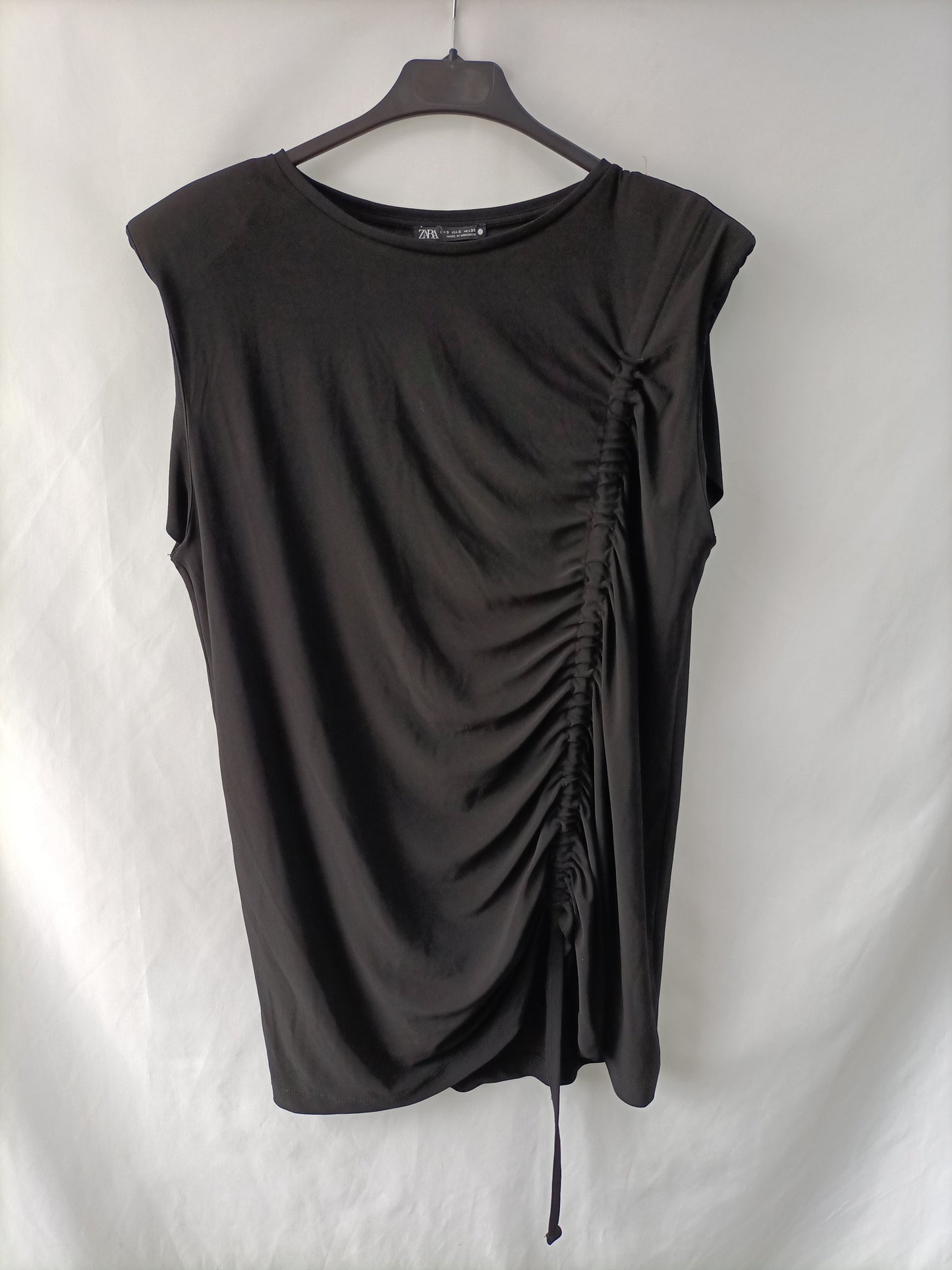 ZARA. Vestido negro fruncido T.s