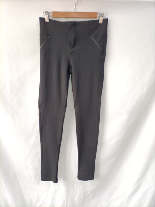 STRADIVARIUS. Pantalón negro elastico T.38