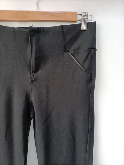 STRADIVARIUS. Pantalón negro elastico T.38