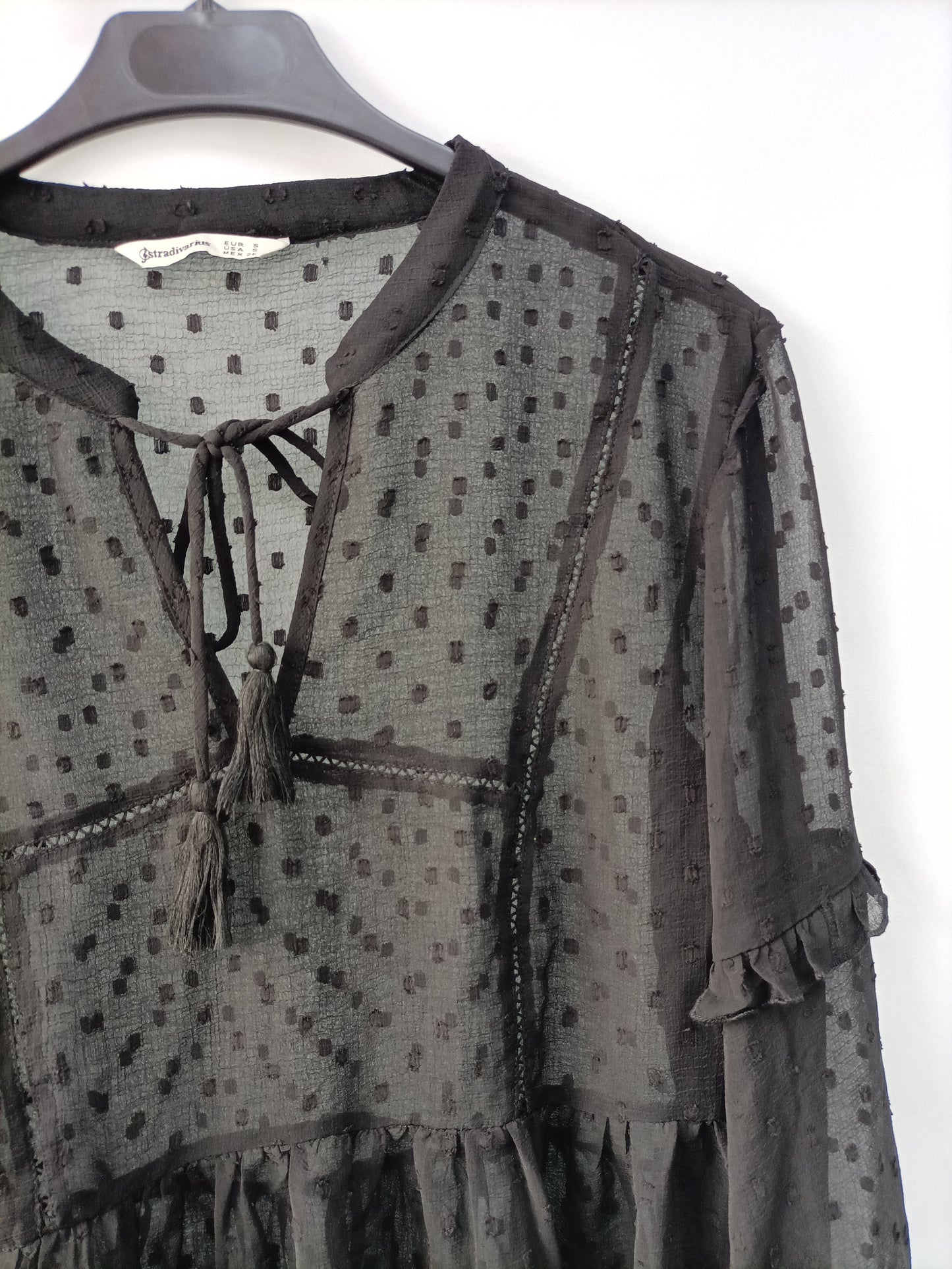 STRADIVARIUS. Blusa negra plumeti T.s