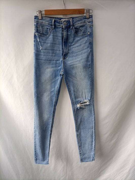 STRADIVARIUS. Pantalón vaquero roto   T.38