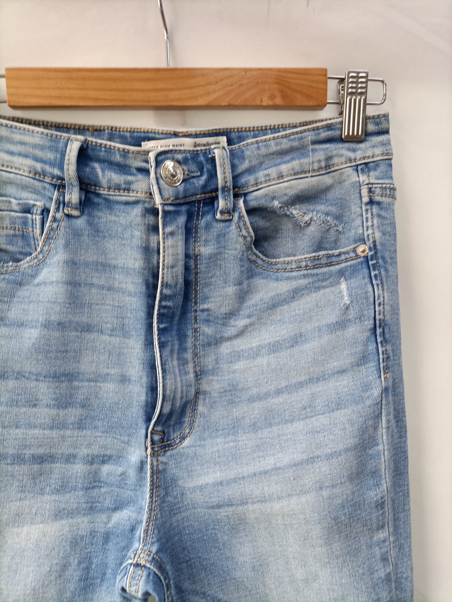 STRADIVARIUS. Pantalón vaquero roto   T.38