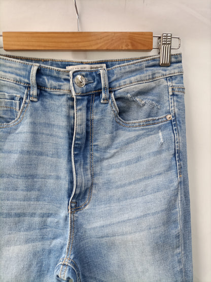 STRADIVARIUS. Pantalón vaquero roto   T.38