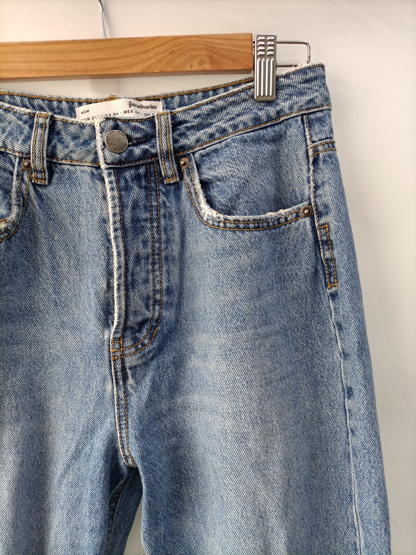 STRADIVARIUS. Pantalón recto rotos T. 36