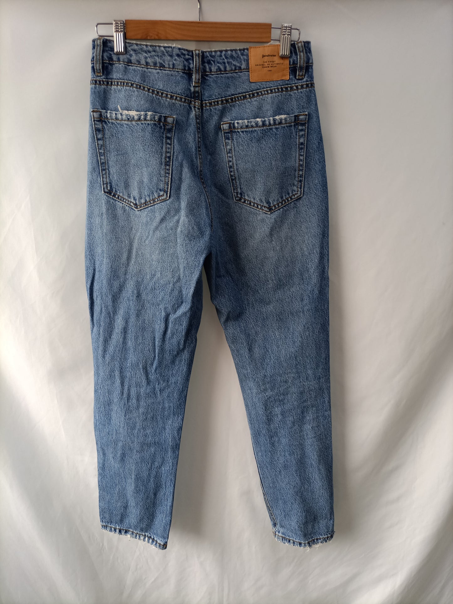 STRADIVARIUS. Pantalón recto rotos T. 36